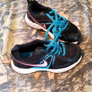 Kids Nike tennis shoe size 11